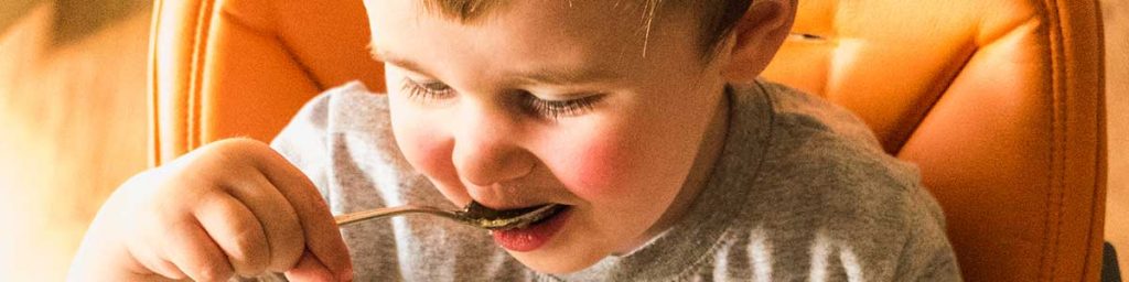 Child-eating-with-spoon